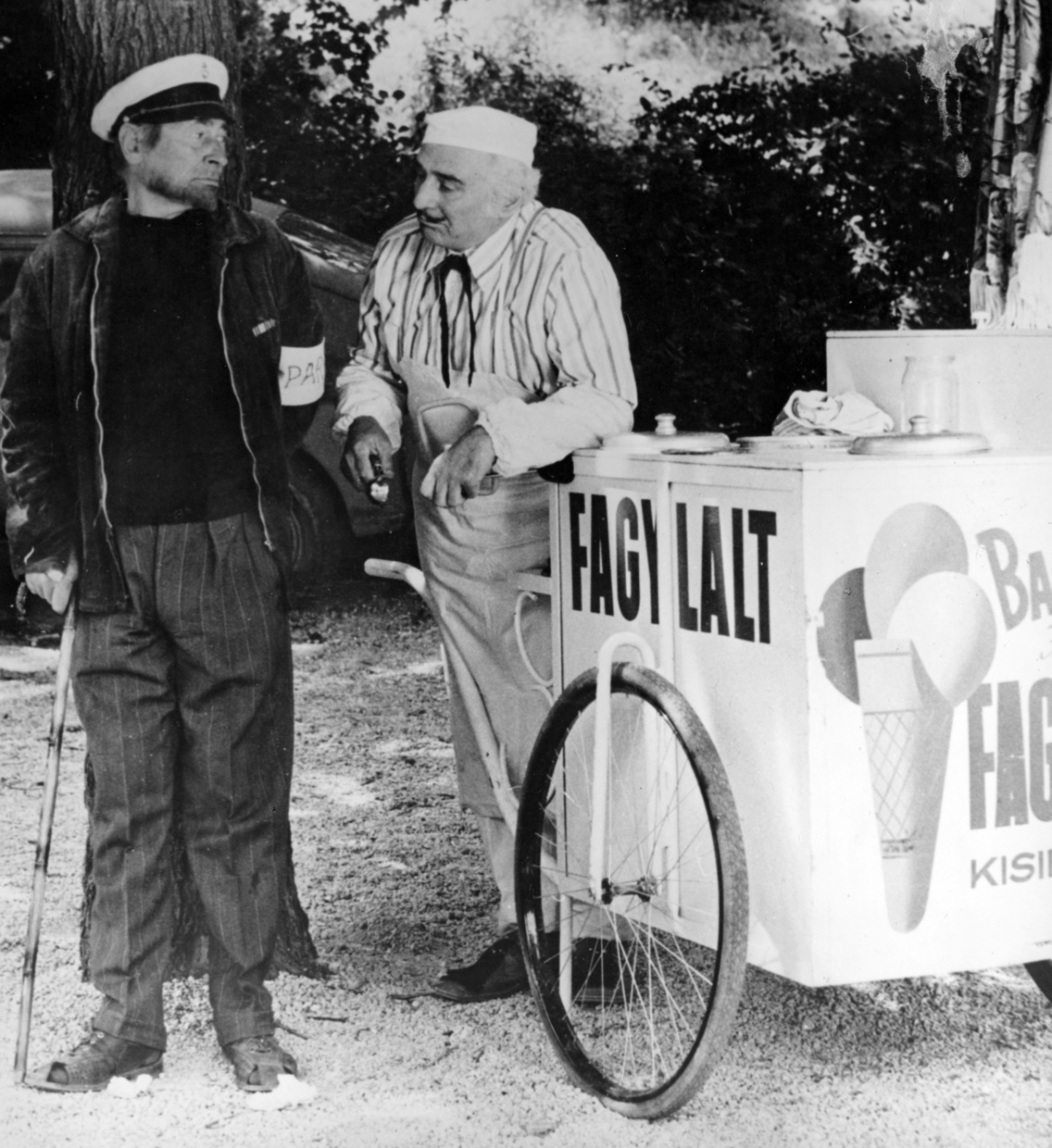 Bánhidi László (parkőr) és Alfonzó (Bagaméri, az elátkozott fagylaltos) a Keménykalap és krumpliorr című filmben (1973)