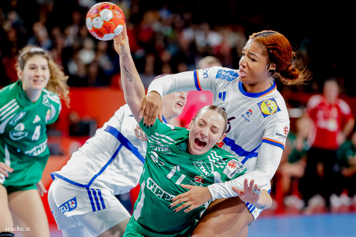 Simon Petra és a francia Pauletta Foppa a női kézilabda-Európa-bajnokság bronzmérkőzésén 2024 decemberében.