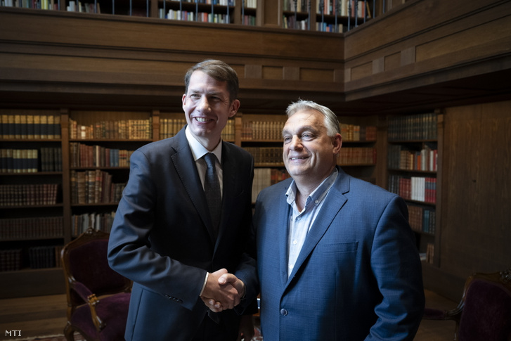 Orbán Viktor miniszterelnök (j) fogadja Pásztor Bálintot a Vajdasági Magyar Szövetség elnökét a Karmelita kolostorban 2025. május 22-én