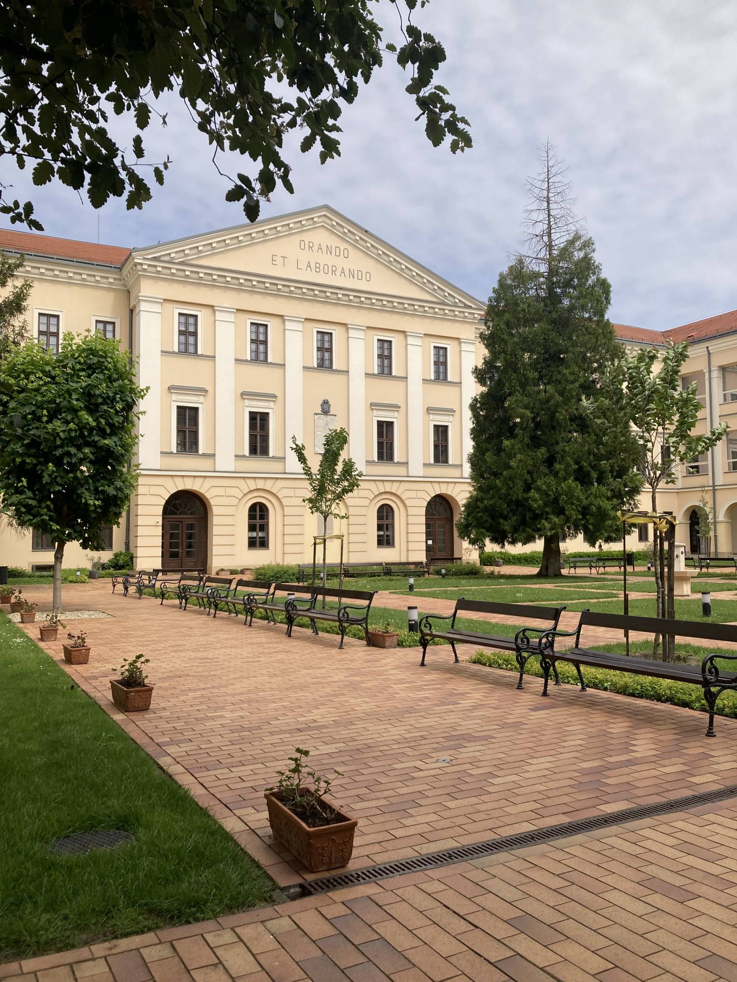 A Debreceni Református Kollégium udvarán
