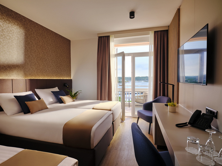 2) HotelRiviera family room seaview