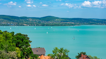Aprópénzért árusítják egy Balaton-felvidéki település telkeit