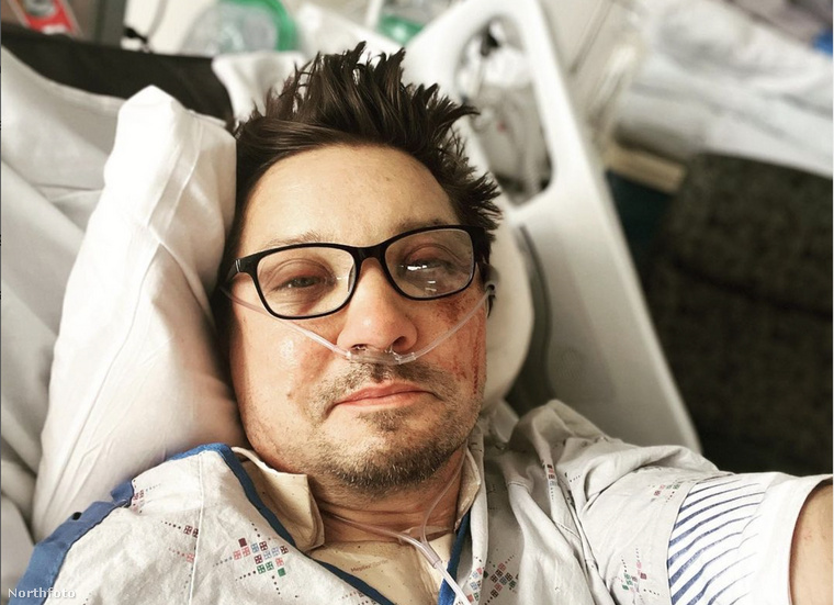 Jeremy Renner napokkal a balesete után a kórházi ágyából üzent a rajongóinak. (Fotó: Northfoto)