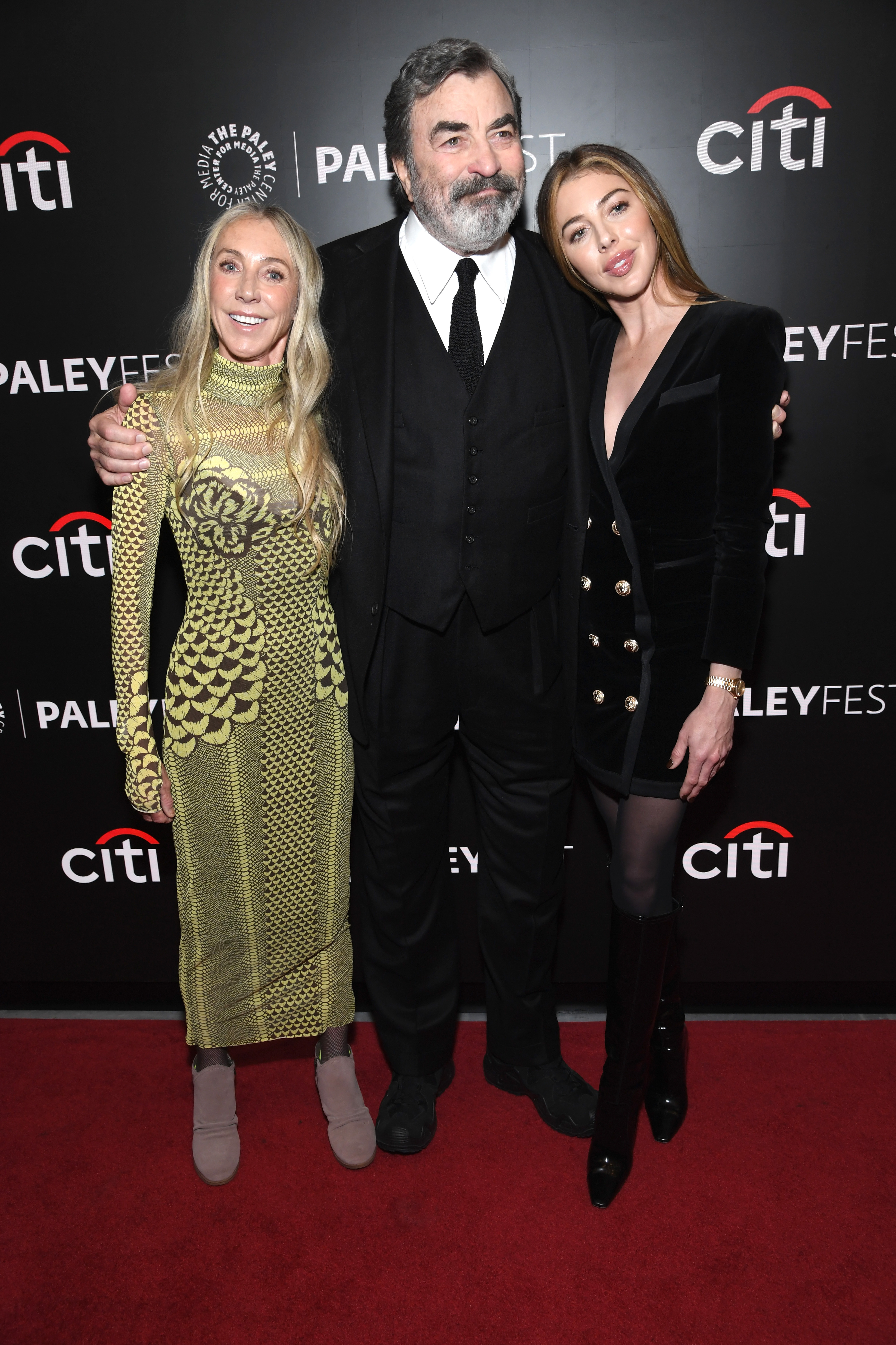 Tom Selleck és felesége, Jillie, valamint gyönyörű lányuk, Hanna elkísérték a színészt a Zsaruvér különleges vetítésére a 2024-es PaleyFesten, New Yorkban.
