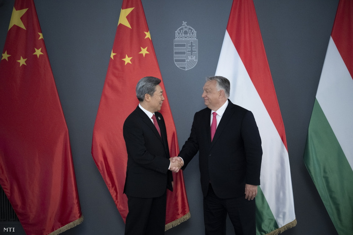 Orbán Viktor miniszterelnök (j) fogadja Csen Ven-csinget a Kínai Kommunista Párt Központi Politikai és Jogi Bizottságának titkárát (b) a Karmelita kolostorban 2025. május 23-án