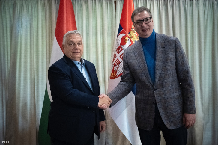 Aleksandar Vucic szerb elnök (j) fogadja Orbán Viktor miniszterelnököt Belgrádban 2025. május 23-án