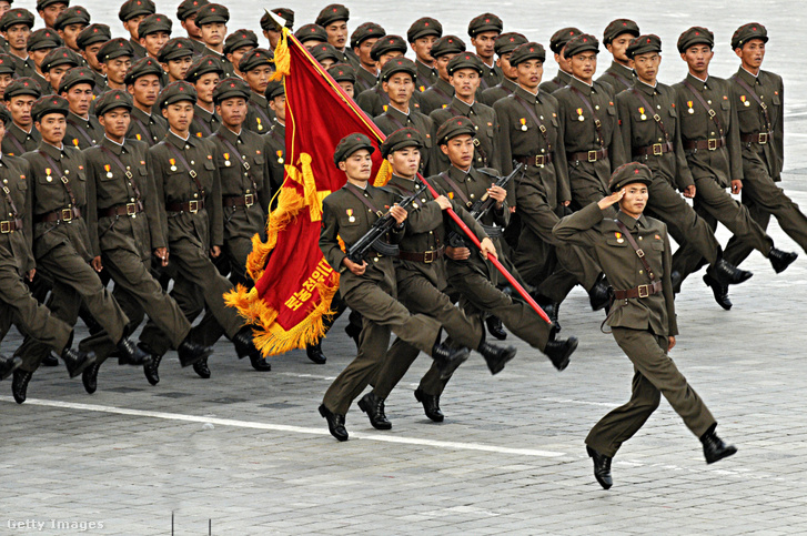 Katonai felvonulás a Kim Il Sung téren Phenjanban 2008. szeptember 9-én