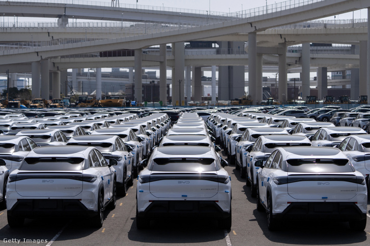 Importált BYD járművek parkolnak egy kikötőben 2025. március 27-én