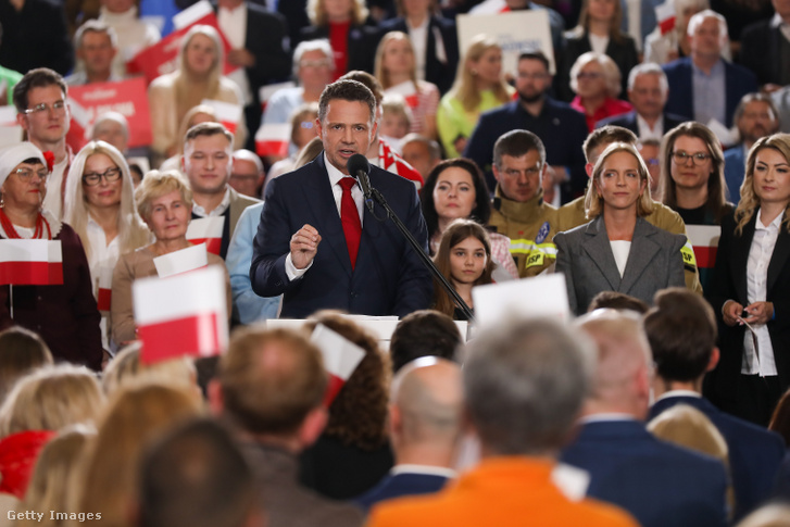 Rafal Trzaskowski Varsó polgármestere és a Polgári Platform lengyel elnökjelöltje részt vesz egy választási estén az elnökválasztás első fordulójában Sandomierzben, Lengyelországban 2025. május 18-án