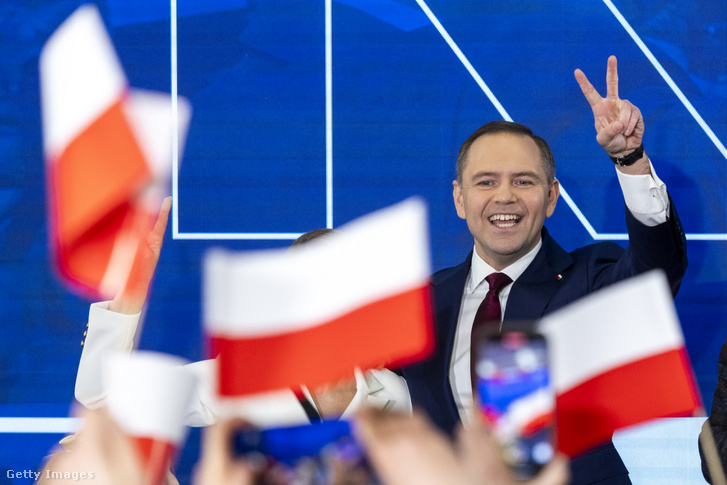 Karol Nawrocki lengyel elnökjelölt a Jog és Igazságosság párt támogatásával a lengyel elnökválasztás első fordulója után Gdanskban 2025. május 18-án