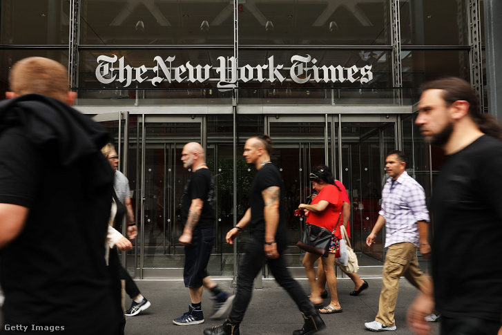 Emberek sétálnak el a New York Times épülete mellett 2017. július 27-én