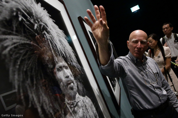 Sebastiao Salgado brazil fotográfus bemutatja munkáit a média képviselőinek a Genesis By Sebastiao Salgado ázsiai premierjének sajtóbemutatóján a Szingapúri Nemzeti Múzeumban 2014. április 24-én