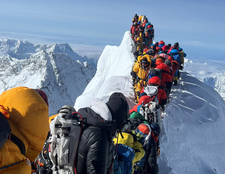 Mount Everest - NepálA világ legmagasabb csúcsa minden évben kalandorok ezreit vonzza, de a zord körülmények, a szélsőséges magasság, a lavinák és a túlzsúfoltság miatt is az egyik legveszélyesebb úti cél