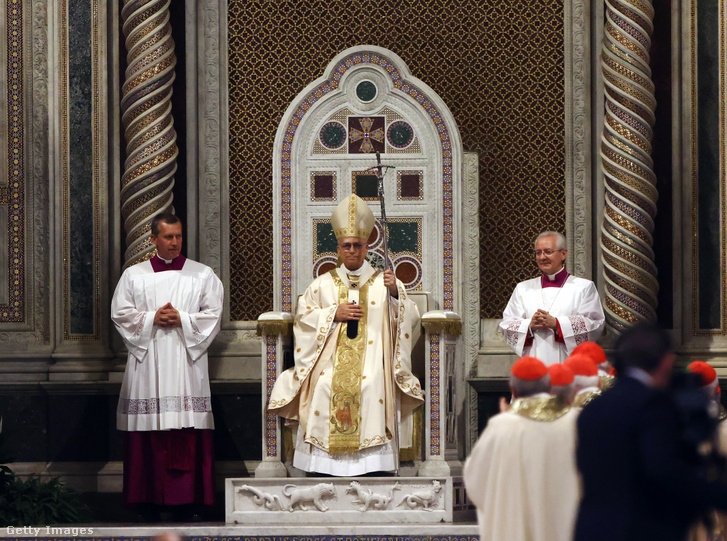 XIV. Leó pápa a Szent Széken (pápai katedrán a Lateráni Bazilikában) a San Giovanni in Laterano pápai bazilikában 2025. május 25-én