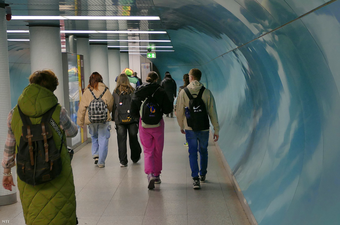 Utasok haladnak a 3-as metró állomását a 2-es metró állomásával összekötő átjáróban 2024. március 21-én