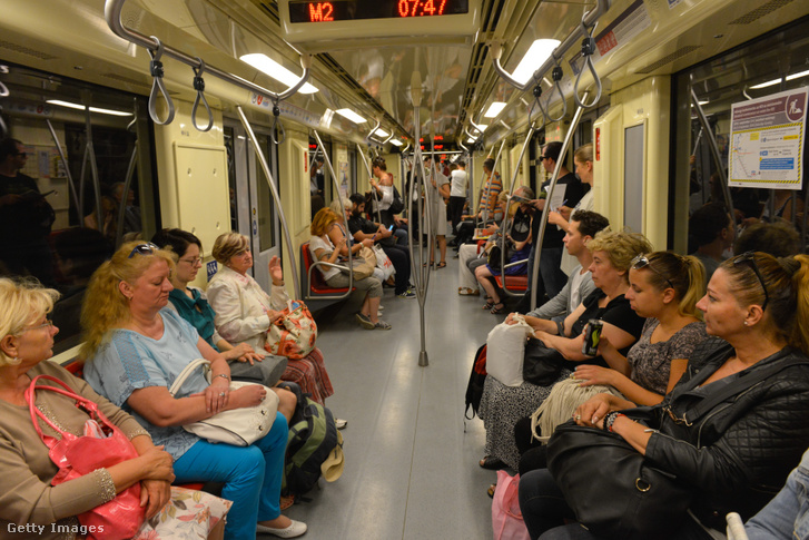Utasok a metrón, Budapesten