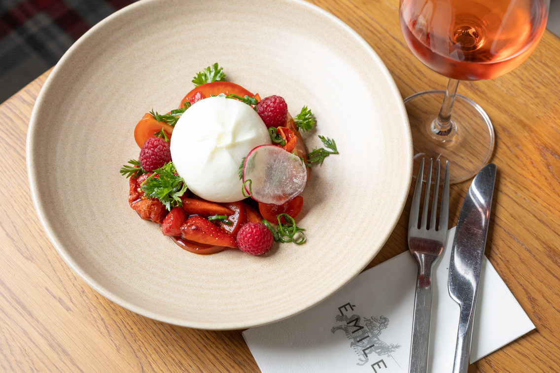 Burrata paradicsommal és eperrel