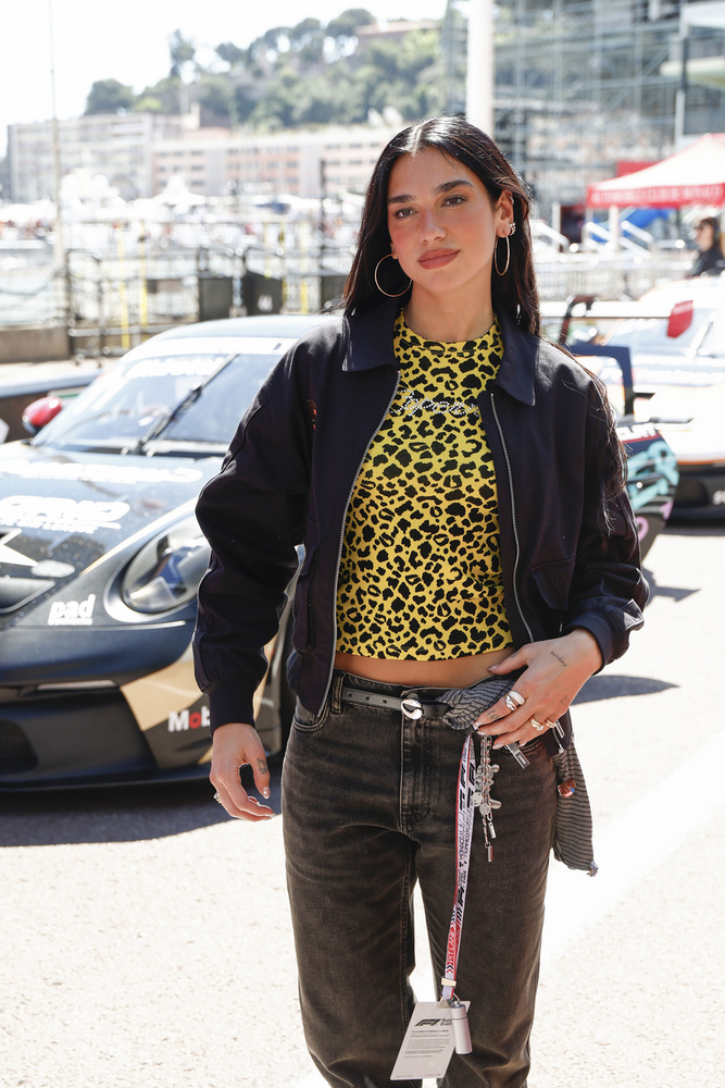 Dua Lipa is kilátogatott a futamra, ahol egy egészen visszafogott szettben
