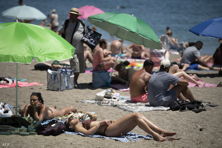 Strandolók a málagai Malagueta strandon Spanyolországban 2025. május 25-én