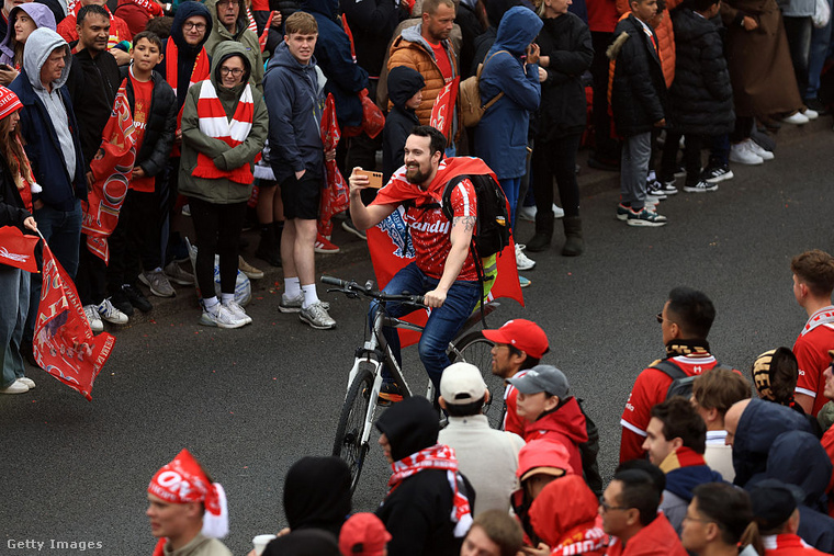 A Premier League-siker már hetekkel korábban biztossá vált, de a hivatalos ceremóniát vasárnap este tartották, ahol Arne Slot, az új vezetőedző is átvette a közönség tapsát