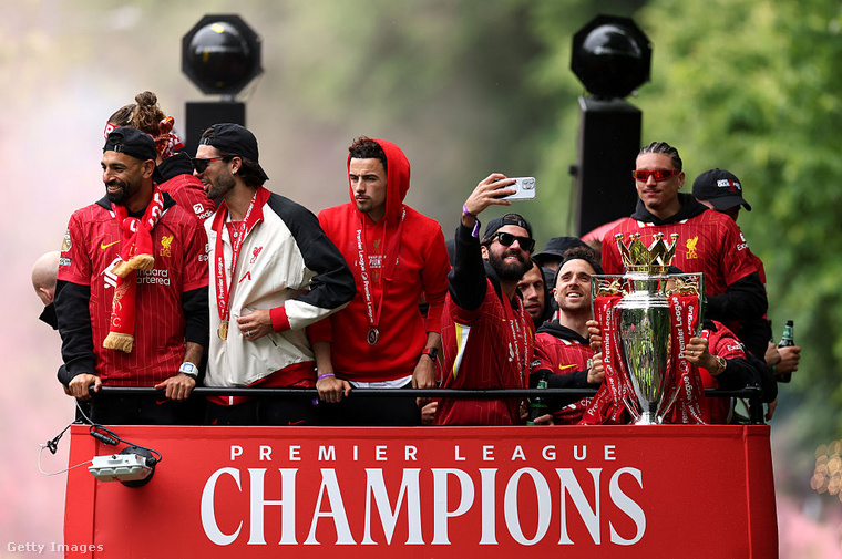 A hétfői parádé pedig tényleg minden képzeletet felülmúlt: a város ikonikus épületeit kivilágították a Liverpool színeiben, 15 kamera rögzítette a pillanatokat, és a YouTube, TikTok, Facebook csatornákon keresztül világszerte milliók nézhették élőben az eseményt.
                        