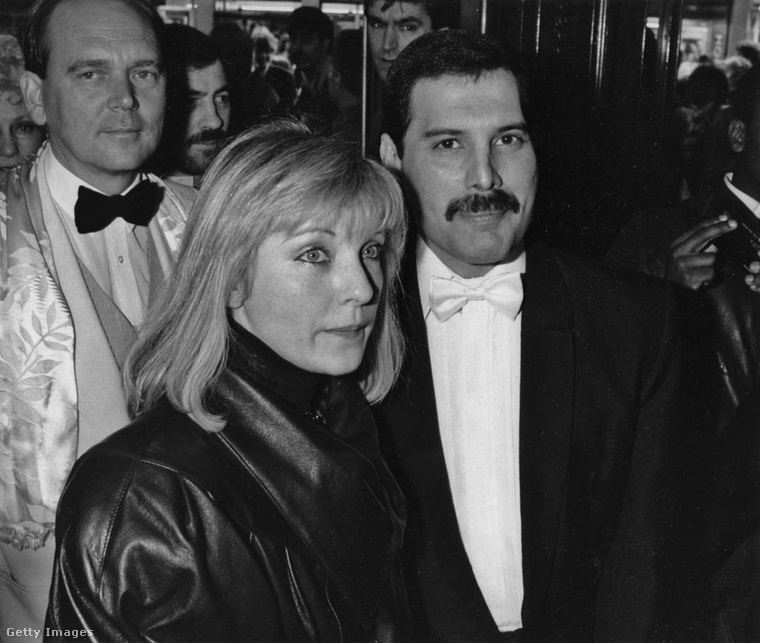 A történetről mindvégig tudott Mercury szűk családi és baráti köre: a szülei, a testvére, a Queen tagjai és élete legnagyobb szerelme, Mary Austin is. (Fotó: Dave Hogan / Getty Images Hungary)