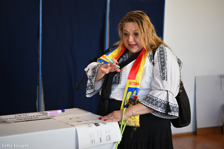 Diana Sosoaca, az SOS párt vezetője gyakorolja szavazati jogát az elnökválasztás első fordulójában a romániai Bukarestben 2025. május 4-én, vasárnap
