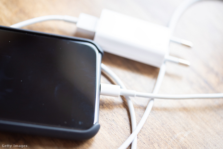 Az NKFH által ellenőrzött USB-töltők túlnyomó többsége (87 százaléka) nem felelt meg a biztonsági előírásoknak. (Illusztráció: Getty Images)