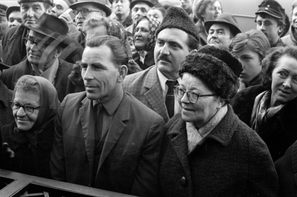 A rádióműsort volt, aki az utcáról, az Astoria Szálló kirakatán keresztül figyelte (1970)