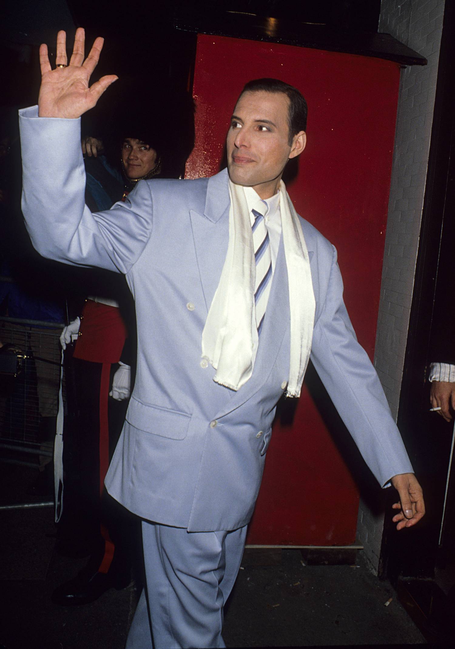 Freddie Mercury 1990-ben, az említett halványkék öltönyében.