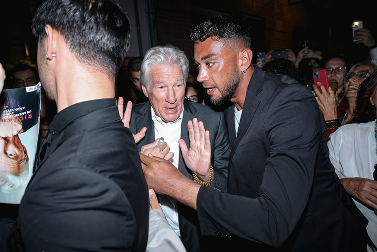 Richard Gere ugyan már 75 éves, azonban jó párévet le tudna tagadni