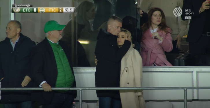 A Ferencváros elnökét az M4Sport élő közvetítése leplezte le, amikor a Fradi második góljánál az 53. percben átölelt, majd homlokon csókolt egy szőke nőt. (Fotó: M4 Sport)