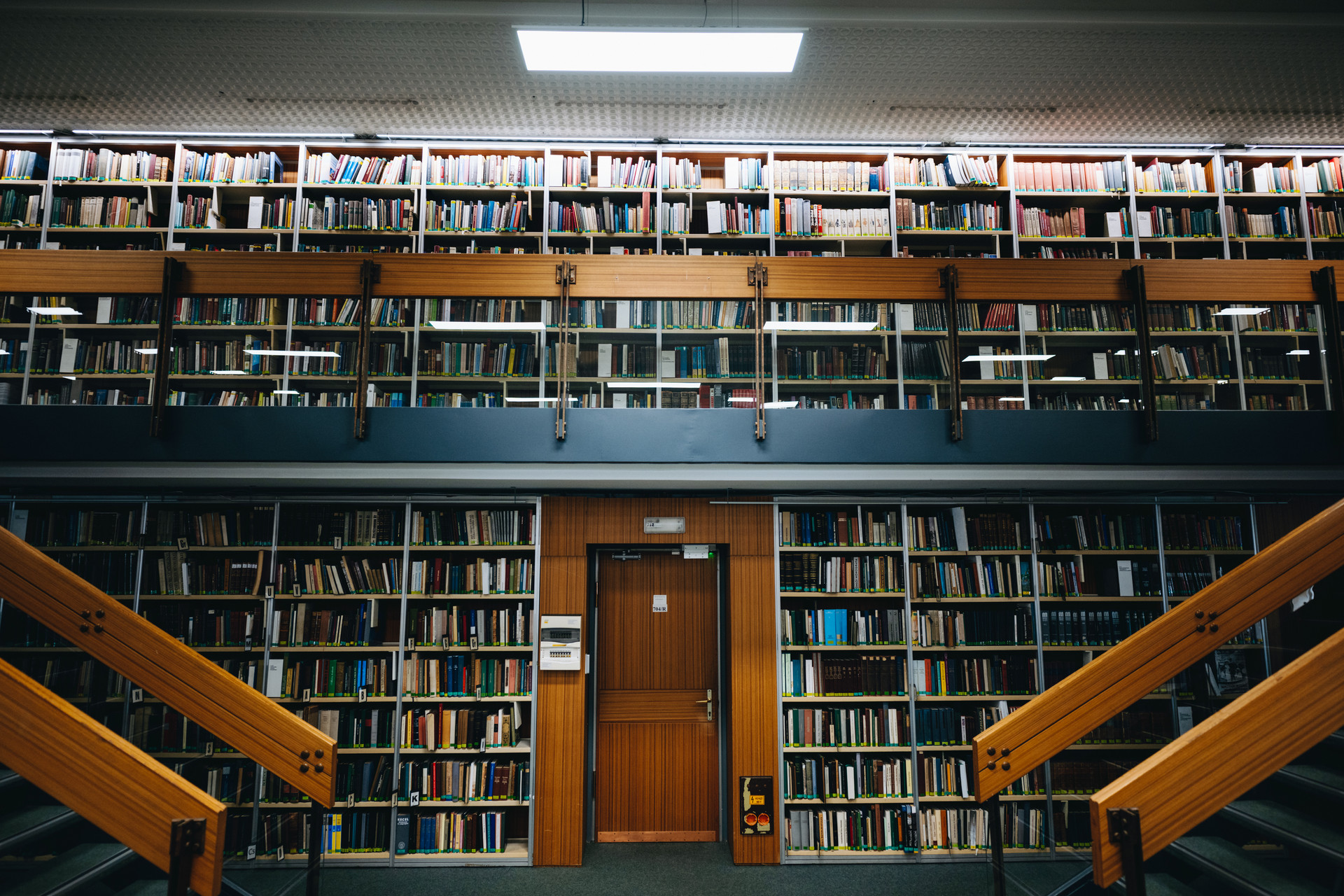 Szabadpolc a déli olvasóteremben