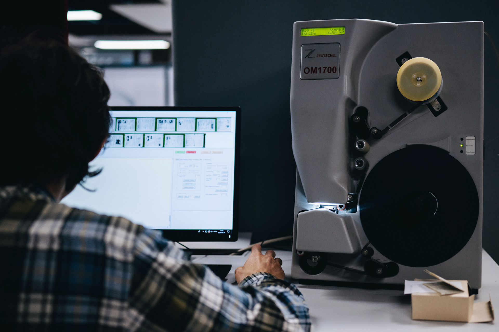 Mikrofilm digitalizálása a könyvtár Digitalizáló Osztályán