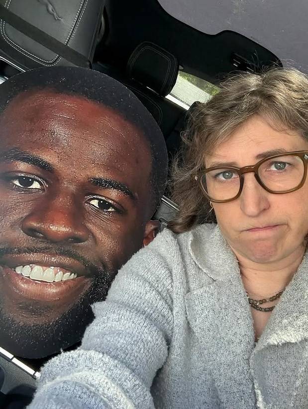 Mayim Bialik legfrissebb fotóin már őszülő hajjal szerepel.