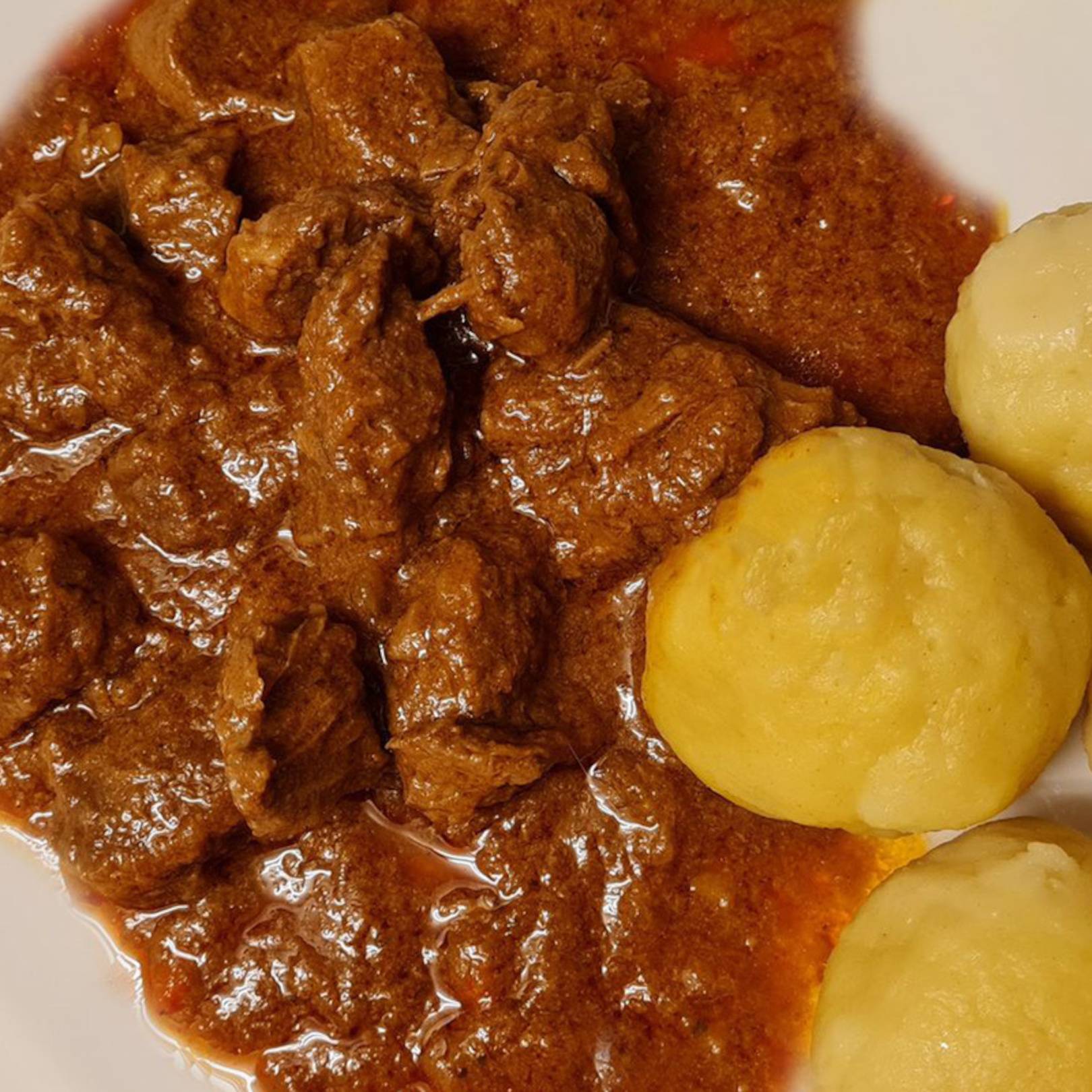 Mamaféle marhapörkölt.