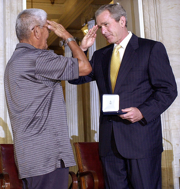 Chester Nez-t 2001-ben George Bush is kitüntette