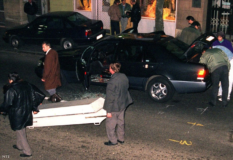 Helyszínelés 1998. február 11-én Budapesten, a II. kerületi Margit utcában. (Fotó: Mihádák Zoltán)