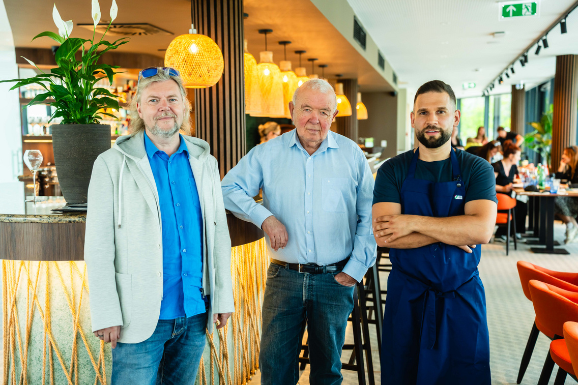 Gerendai Károly, Bolgár György és Rácz Jenő az étterem megnyitóján