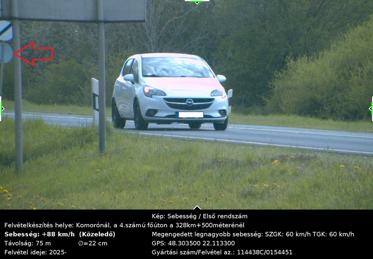 Olvasónk szerint még a sebességkorlátozó tábla előtt készült ez a kép, a traffipax szerint viszont utána. Ezen a fotón szerepel a sebesség is. A távolságadat lesz az üveggolyó!