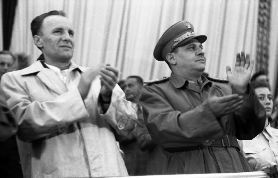 Kossuth Lajos tér, nagygyűlés a DISZ megalakulása alkalmából, a dísztribünön Kádár János és Farkas Mihály, 1950