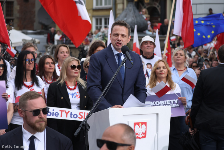 Rafal Trzaskowski lengyel elnökjelölt a lengyelországi elnökválasztás előtt két nappal a tömeg előtt beszél a lengyelországi Gdanskban, 2025. május 30-án