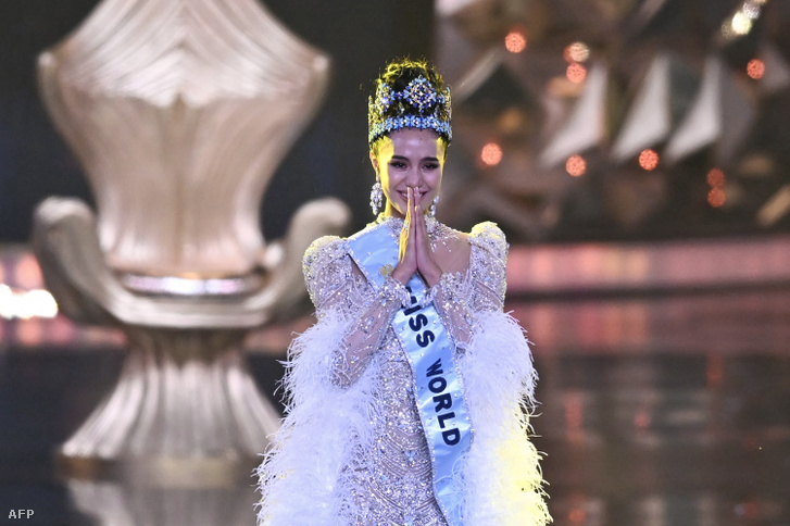 A thaiföldi Opal Suchata Chuangsri ünnepel, miután megnyerte a 72. Miss World 2025 szépségversenyt