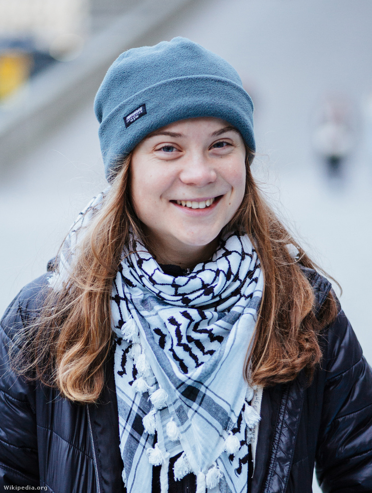 Greta Thunberg ezúttal nem transzparenst, hanem iránytűt ragadott – hajóra szállt a Trónok harcából ismert Liam Cunningham oldalán, hogy segélyt vigyen Gázába. (Fotó: Kushal Das / Wikipedia)