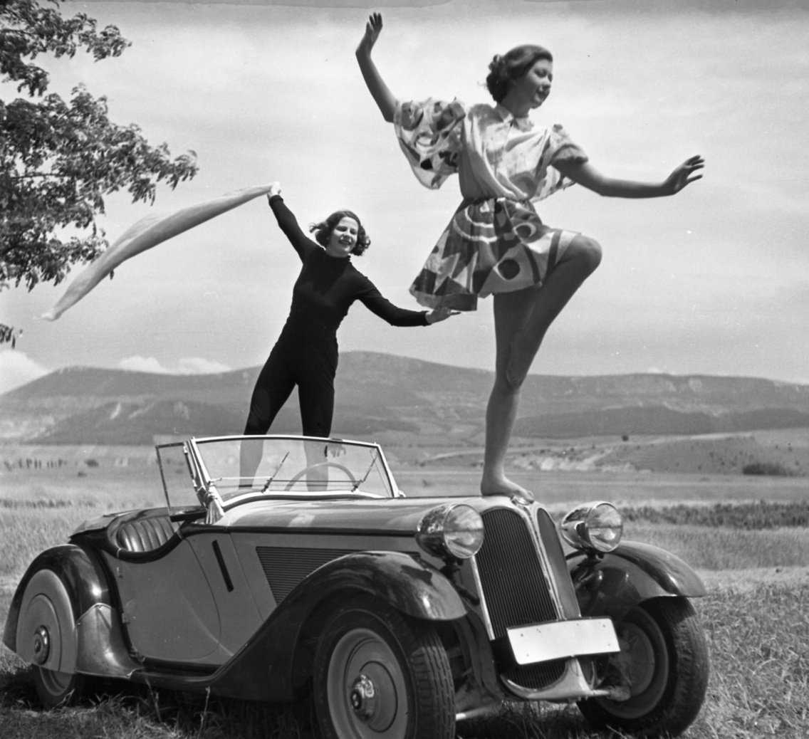 BMW 319 Roadster személygépkocsi. Háttérben a Kevély-hegycsoport, 1936-ban
