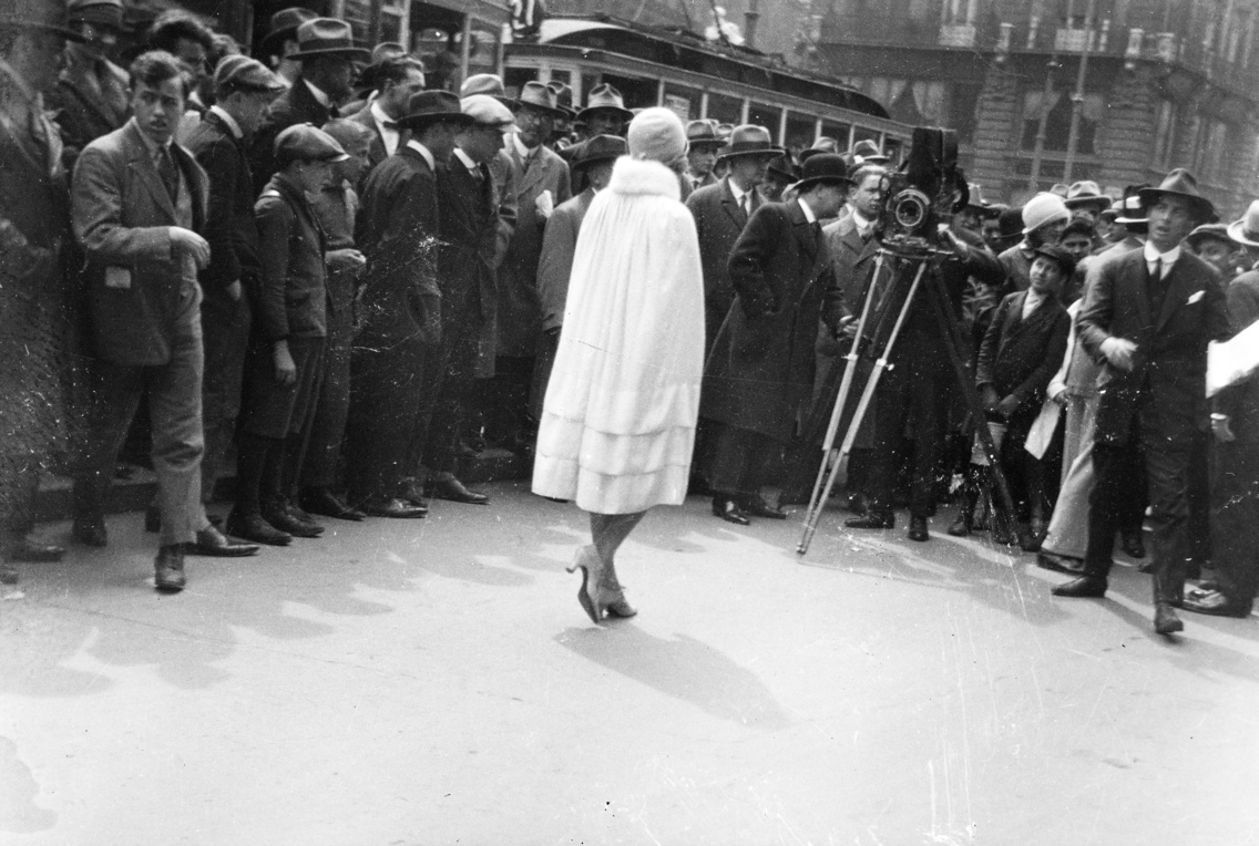 Divatfotózás a Ferenciek terén, 1934-ben