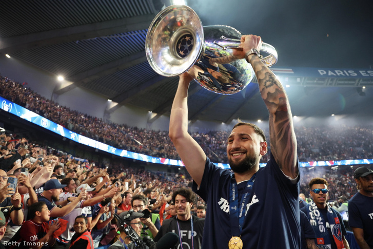 A Parc des Princes stadionban vasárnap este show-műsor keretében köszönthették a drukkerek a PSG játékosait, köztük Gianluigi Donnarummát