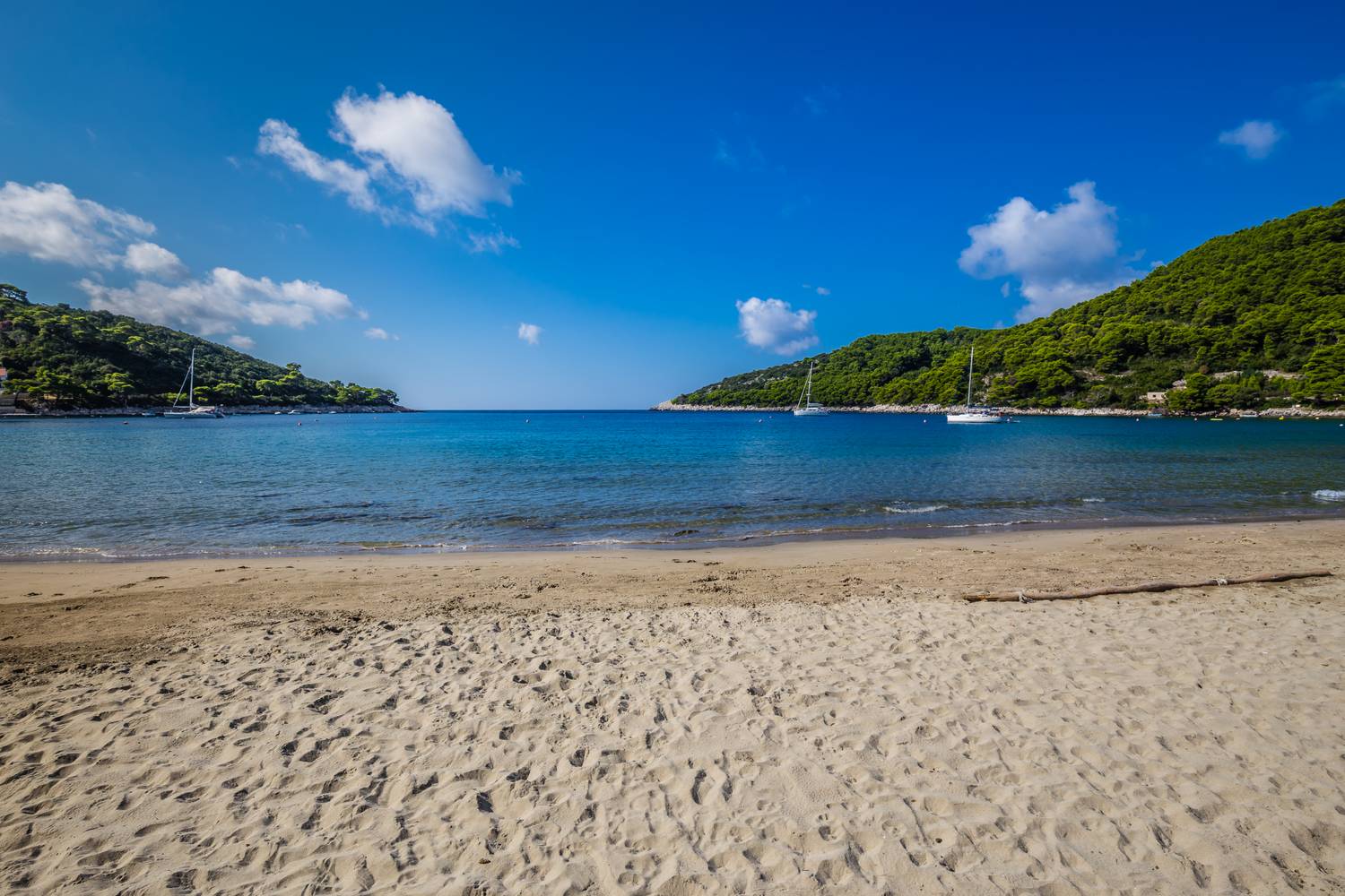 Saplunara Dubrovnik közelében található, gyönyörű homokos strandja a Mljet sziget dél-keleti részén húzódik. A félreeső, nyugodt öblöt árnyékot adó fenyvesek veszik körül. A kristálytiszta a víz sekély és meleg, így gyerekekkel is ideális fürdőhely.