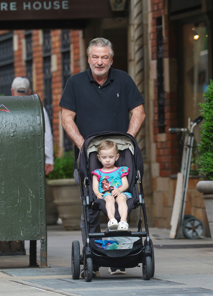 Alec Baldwin a családjával ment el egy sétára New Yorkban