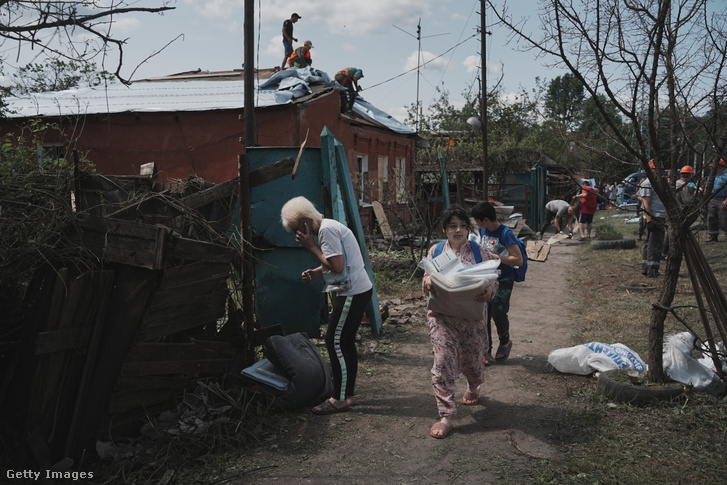 Lakosok egy orosz légicsapás után 2025. június 2-án Harkivban, Ukrajnában